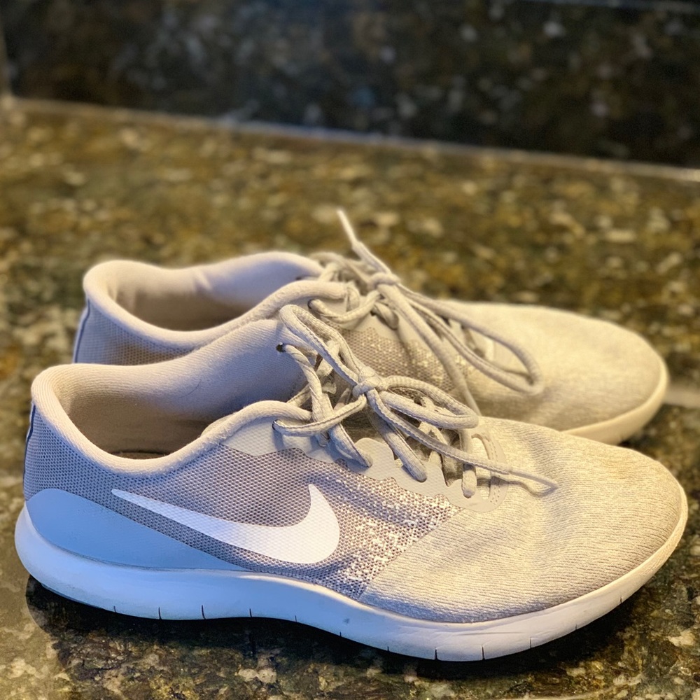 8.5M Nike flex contact running shoes